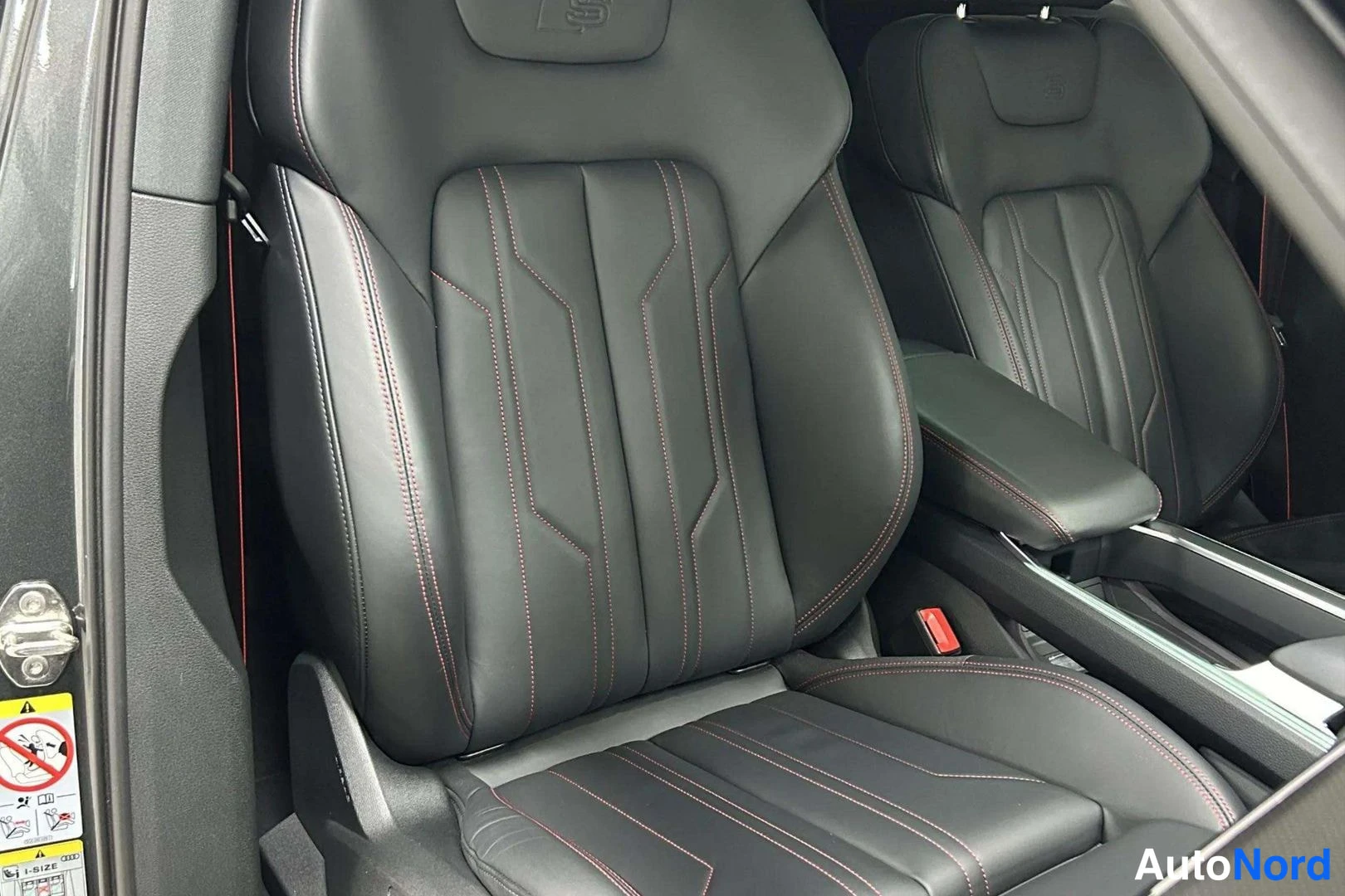 Harmaa Audi Q8 e-tron 2024, yksityiskohta, kuva 27