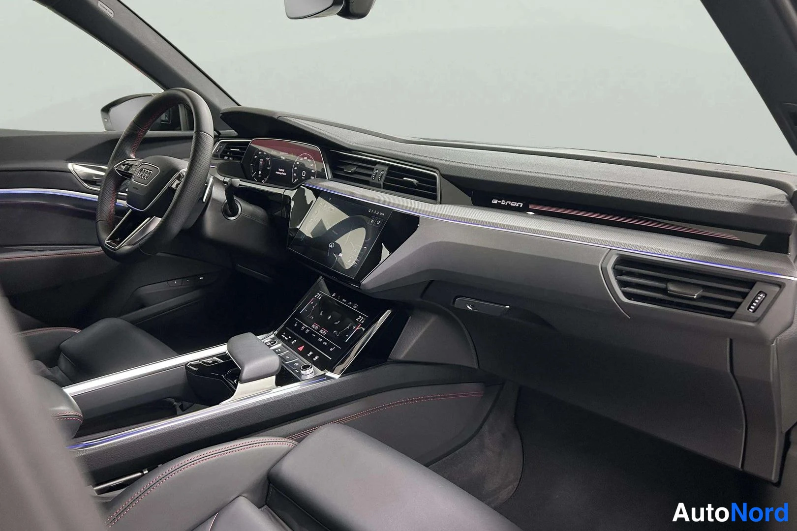 Harmaa Audi Q8 e-tron 2024, ohjaamo, kuva 12