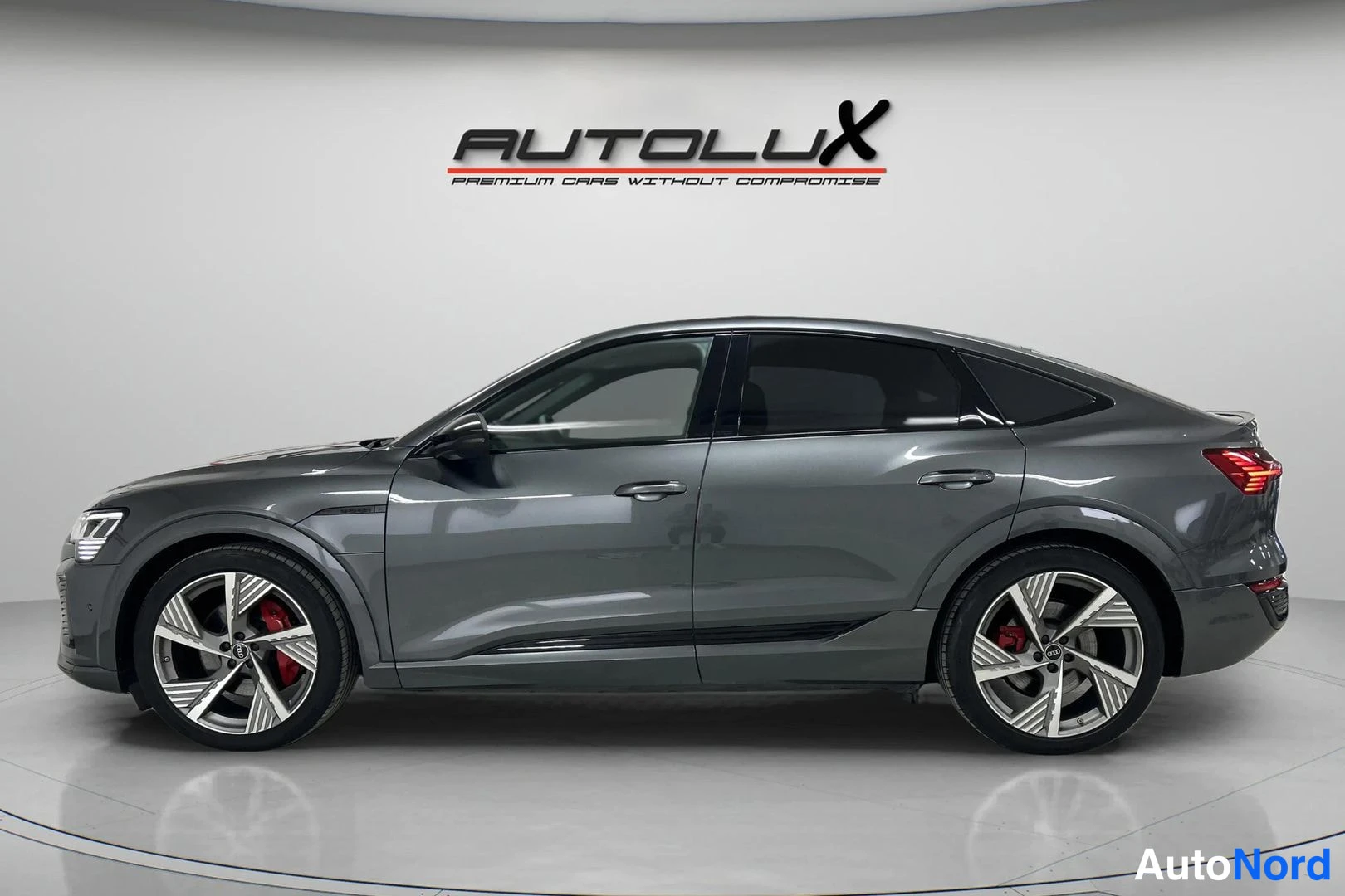Harmaa Audi Q8 e-tron 2024, sivulta, kuva 5