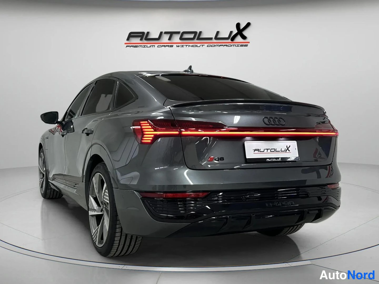 Harmaa Audi Q8 e-tron 2024, takaviisto, kuva 6