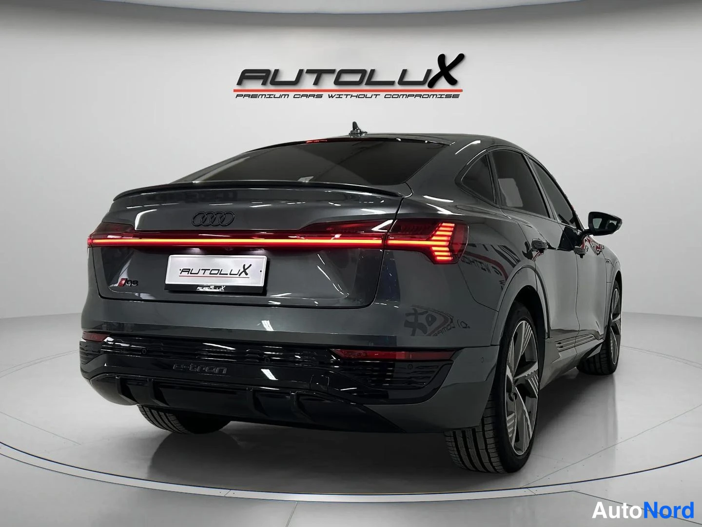 Harmaa Audi Q8 e-tron 2024, takaviisto, kuva 7
