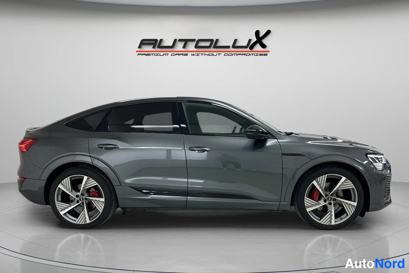 Harmaa Audi Q8 e-tron 2024, etuviisto, keula oikealle, kuva 2