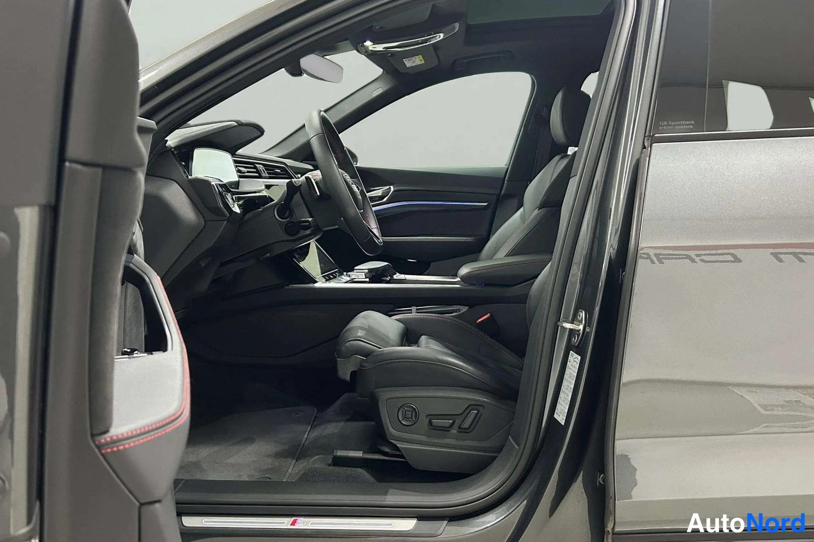 Harmaa Audi Q8 e-tron 2024, ohjaamo, kuva 9
