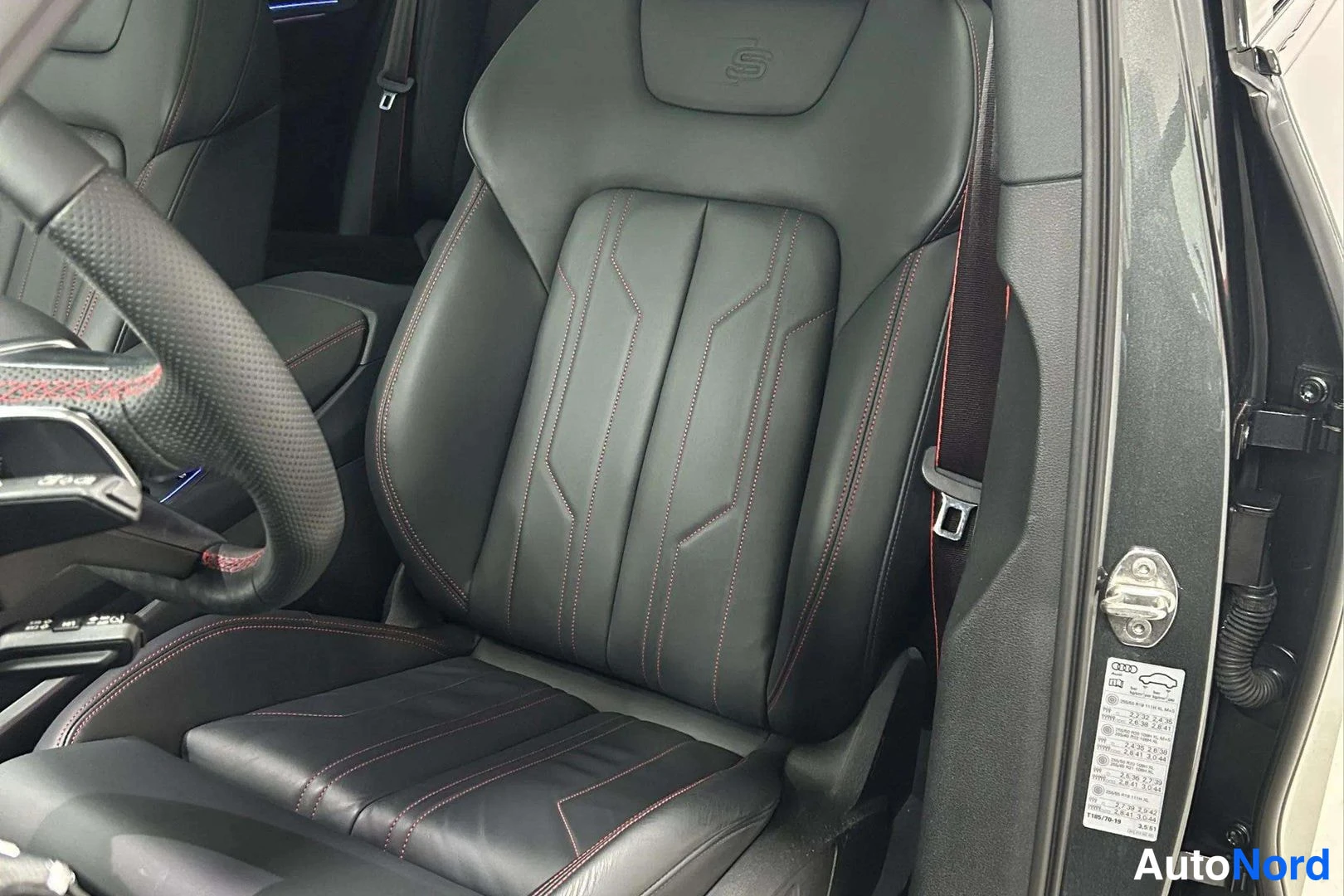Harmaa Audi Q8 e-tron 2024, etuistuimet, kuva 14