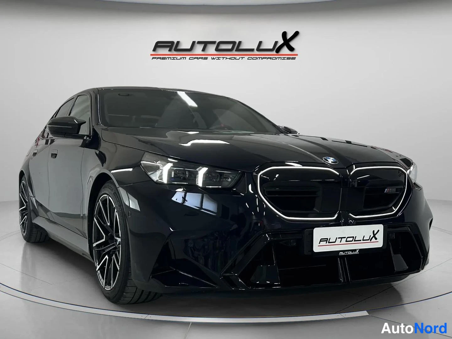 Sininen BMW M5 2025, etuviisto, keula oikealle, kuva 2