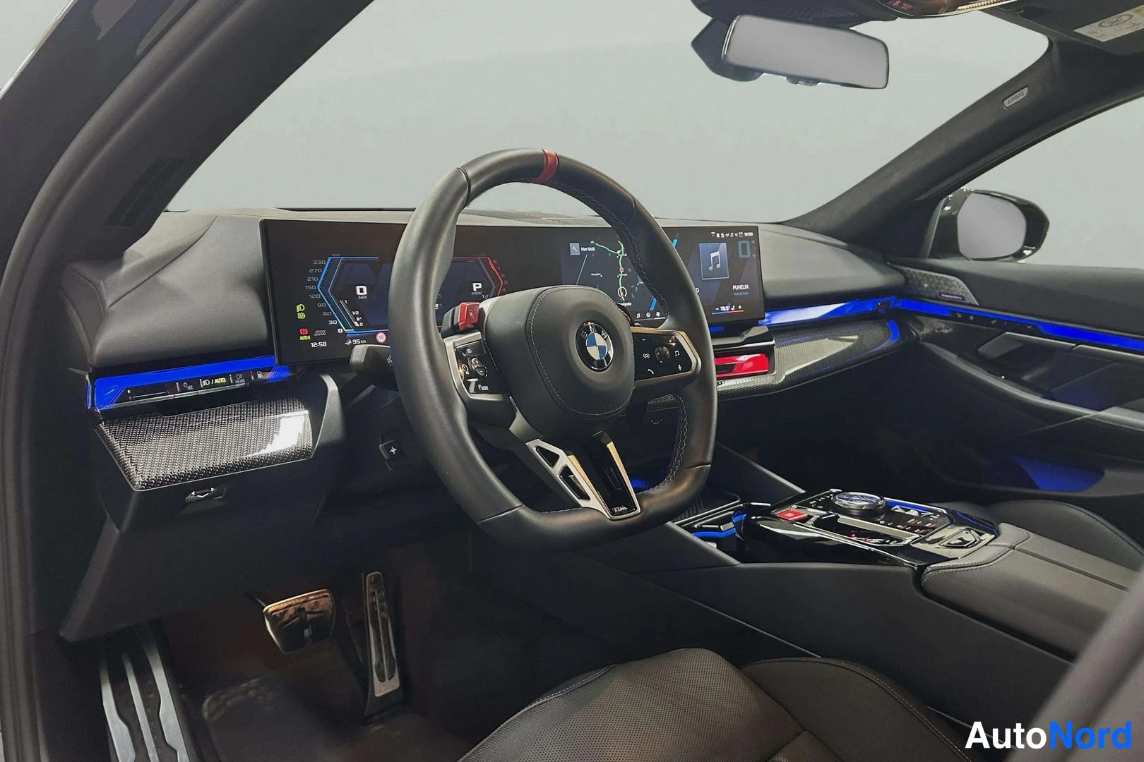 Sininen BMW M5 2025, ohjaamo, kuva 10