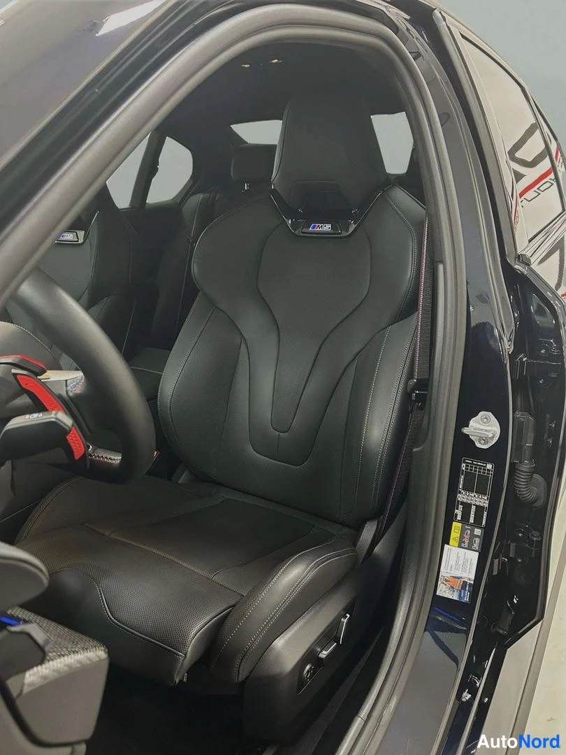 Sininen BMW M5 2025, etuistuimet, kuva 12