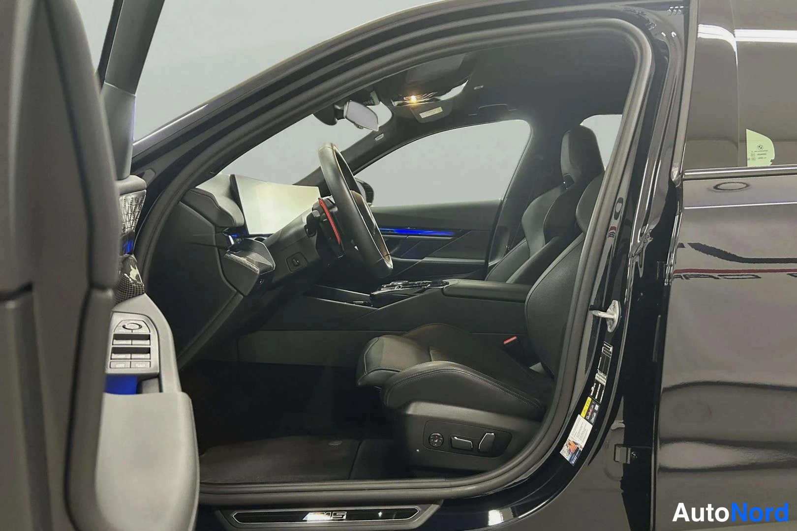 Sininen BMW M5 2025, ohjaamo, kuva 9
