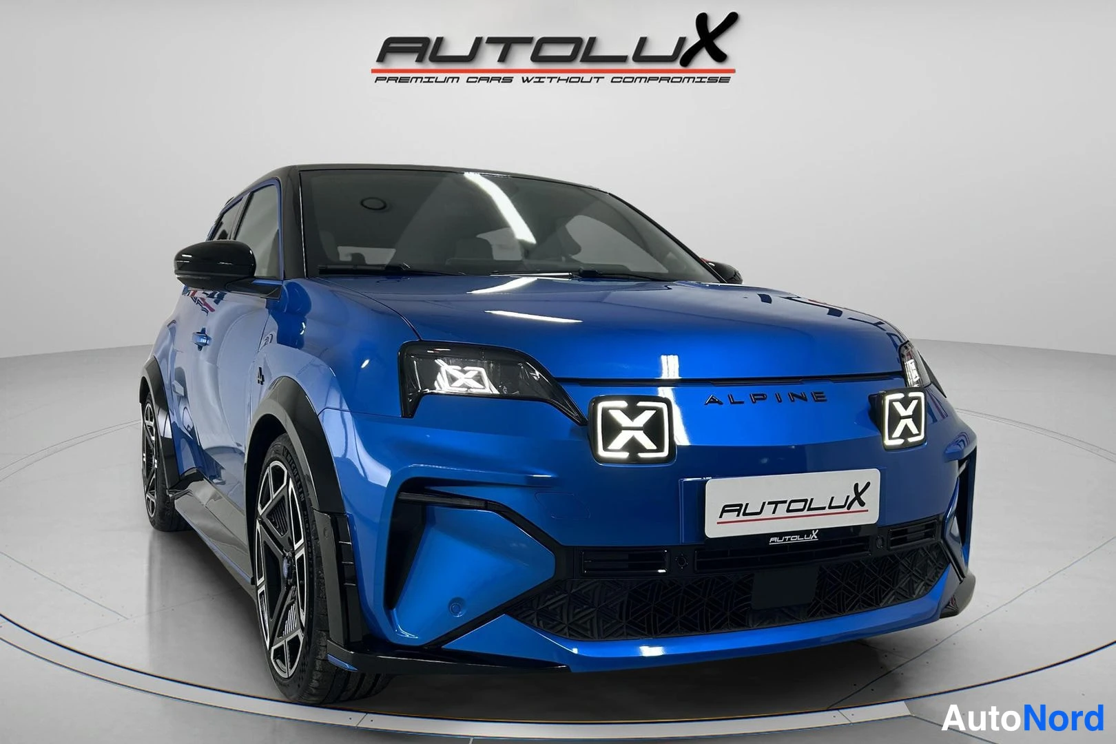 Sininen Alpine A290 2025, etuviisto, keula vasemmalle, kuva 2