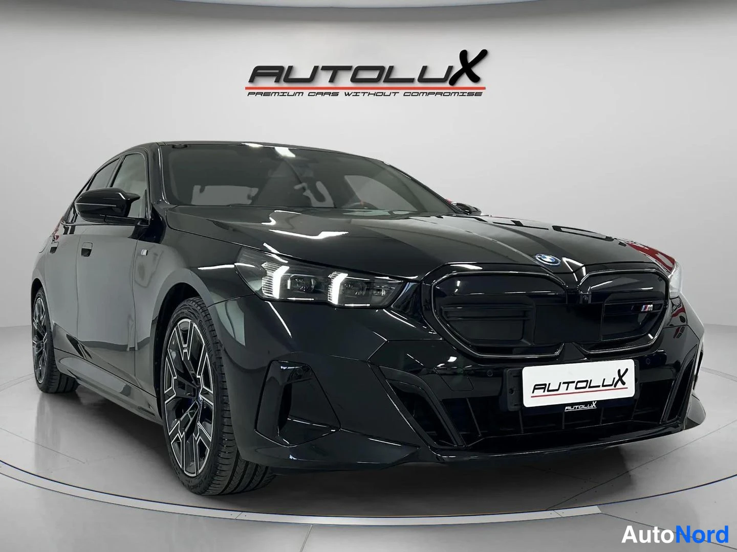 Musta BMW i5 2025, etuviisto, keula oikealle, kuva 2