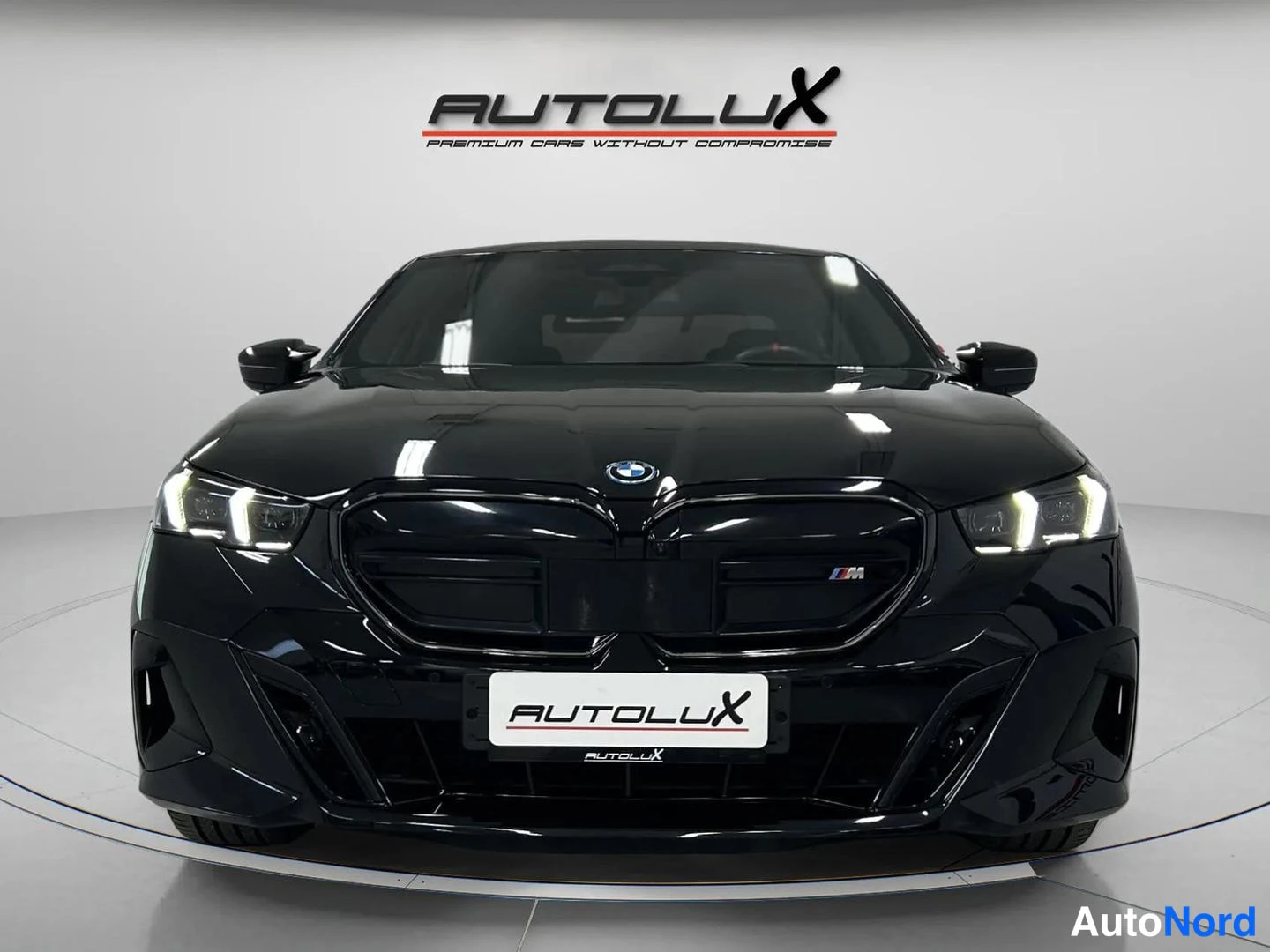 Musta BMW i5 2025, edestä, kuva 3