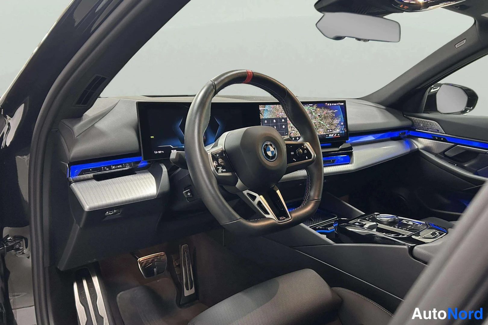 Musta BMW i5 2025, ohjaamo, kuva 10