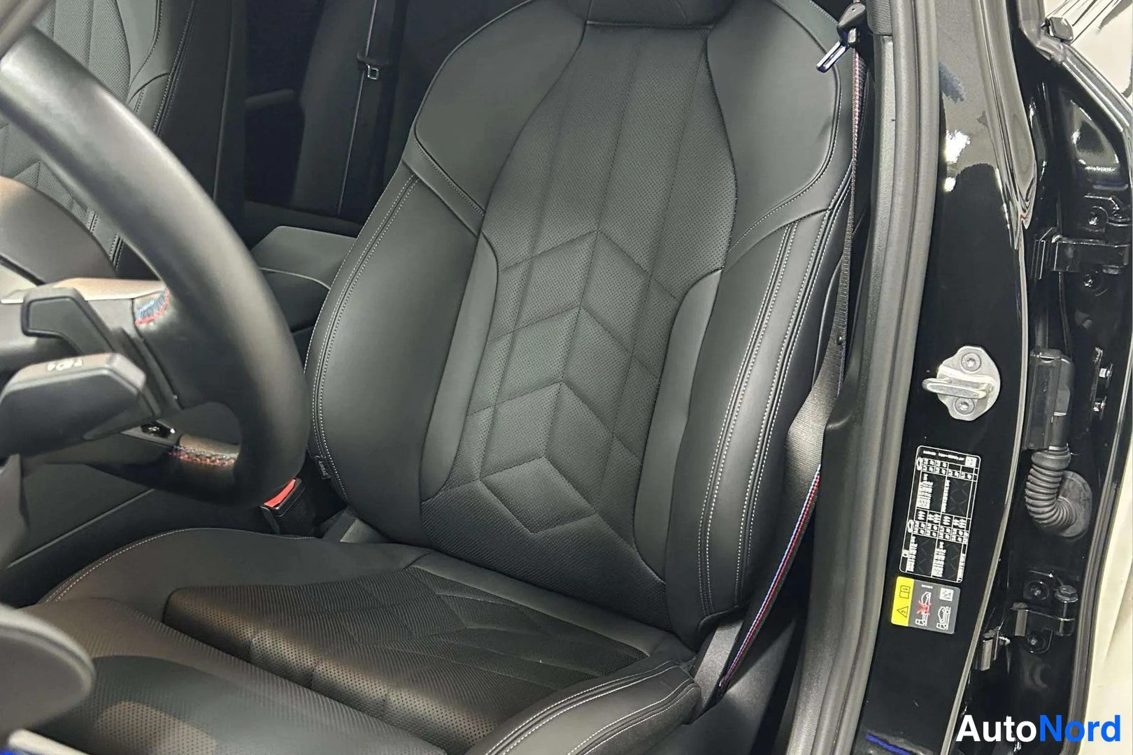 Musta BMW i5 2025, etuistuimet, kuva 13