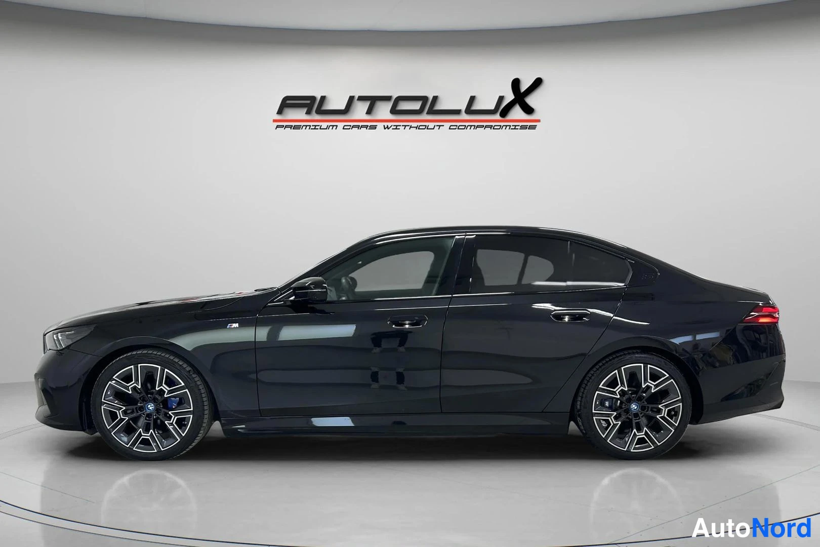 Musta BMW i5 2025, sivulta, kuva 5