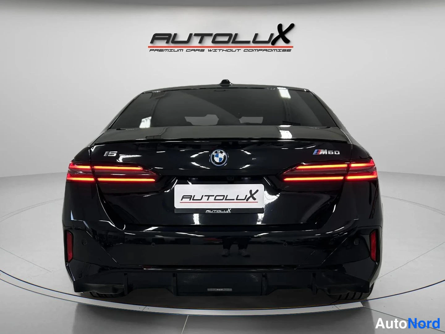 Musta BMW i5 2025, takaa, kuva 8
