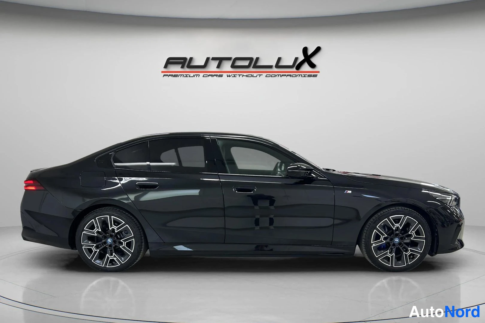 Musta BMW i5 2025, sivulta, kuva 4