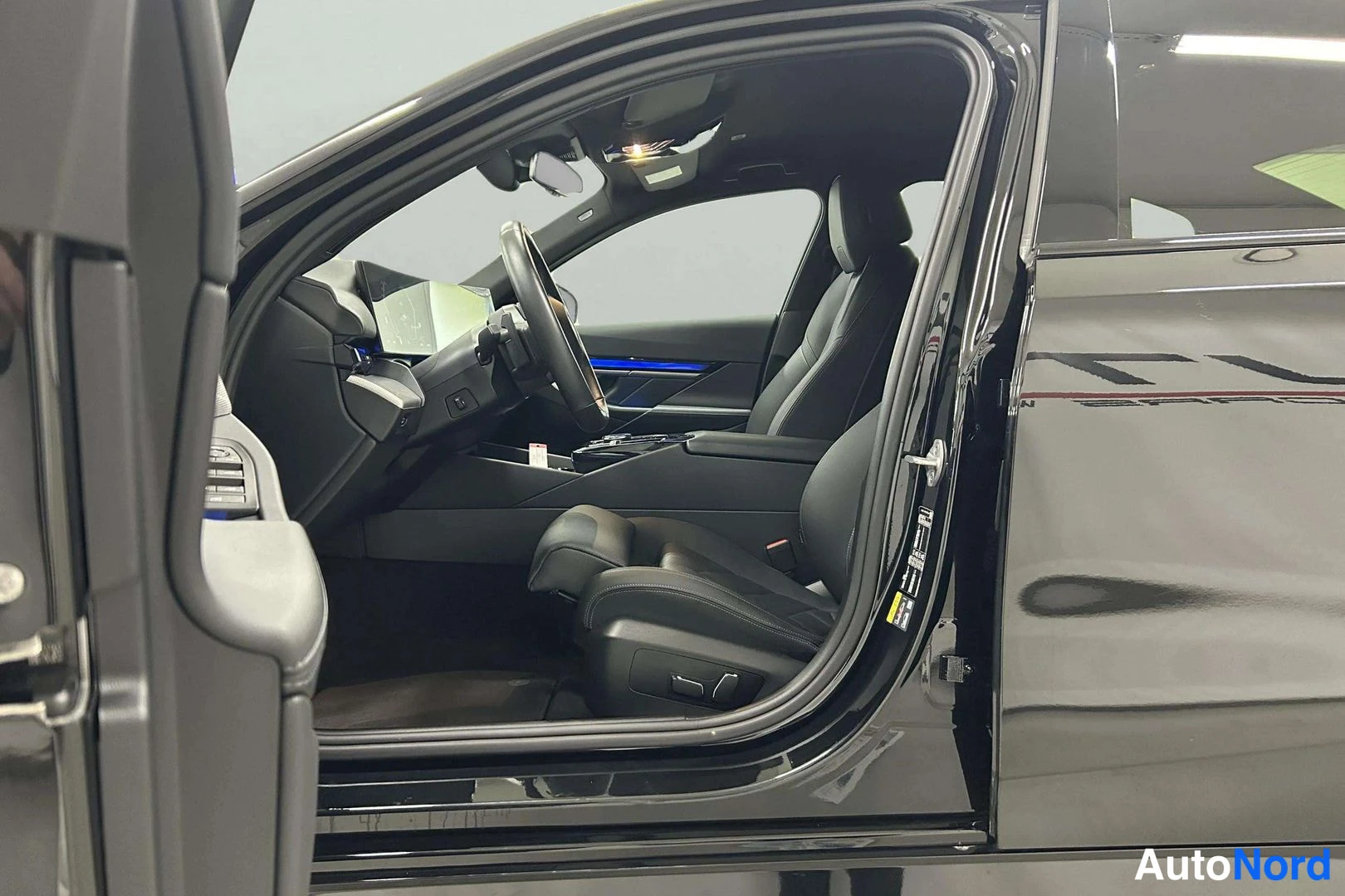 Musta BMW i5 2025, ohjaamo, kuva 9