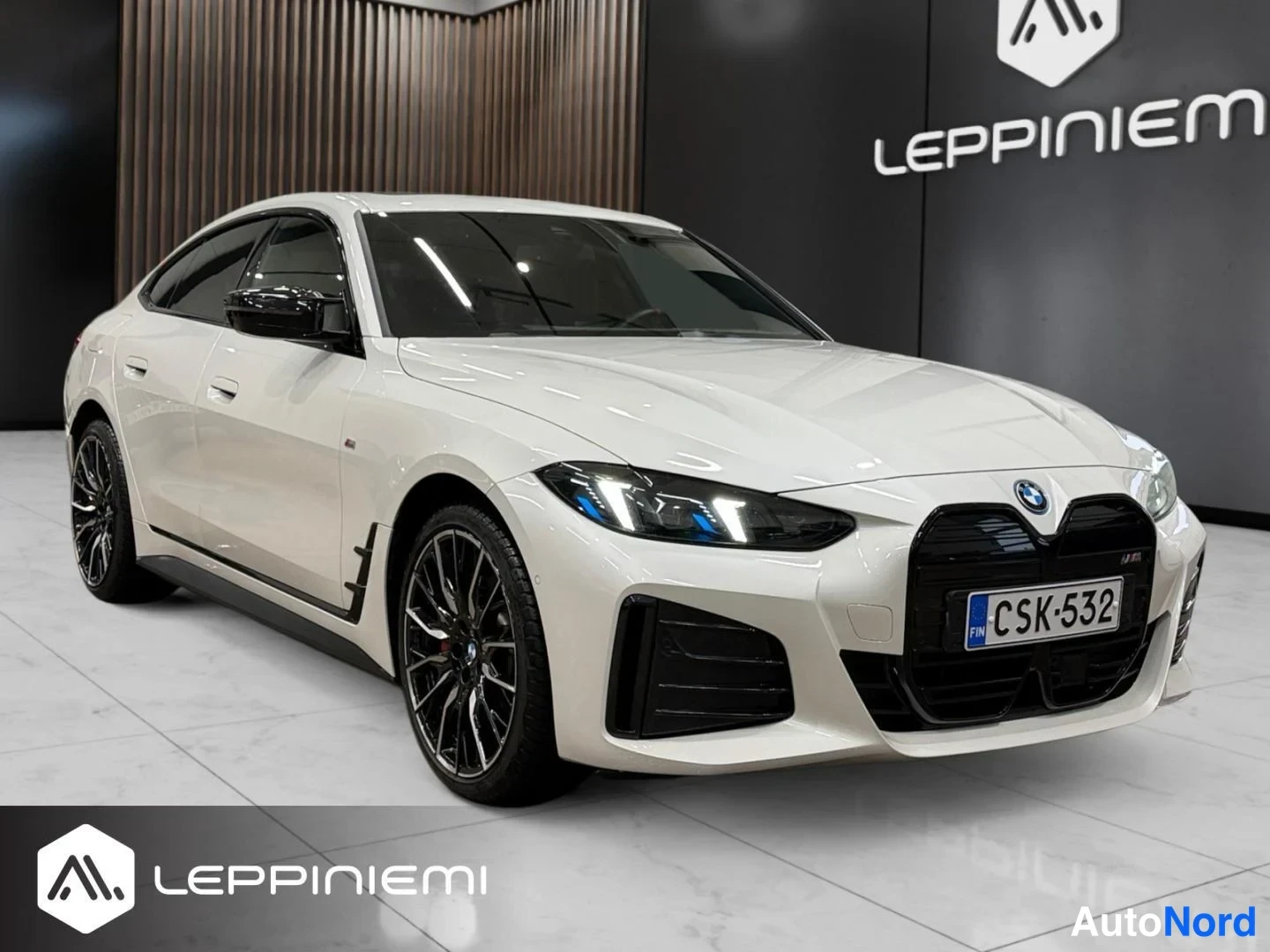 Valkoinen BMW i4 2025, etuviisto, keula oikealle, kuva 3