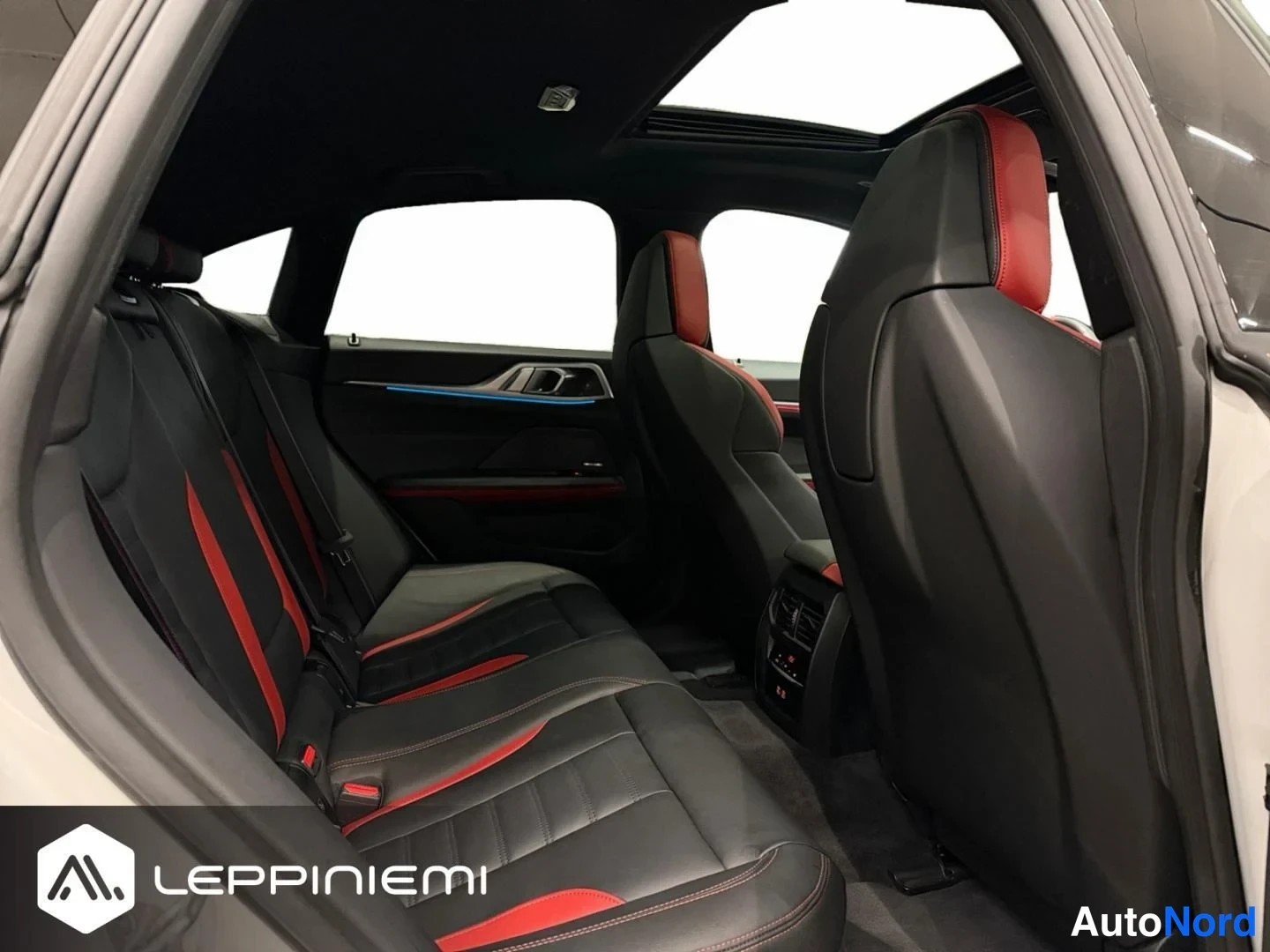 Valkoinen BMW i4 2025, takaistuimet, kuva 15