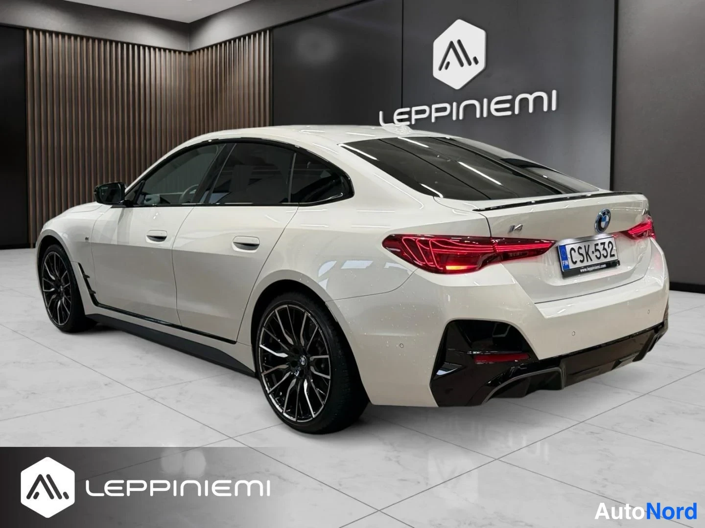 Valkoinen BMW i4 2025, takaviisto, kuva 7
