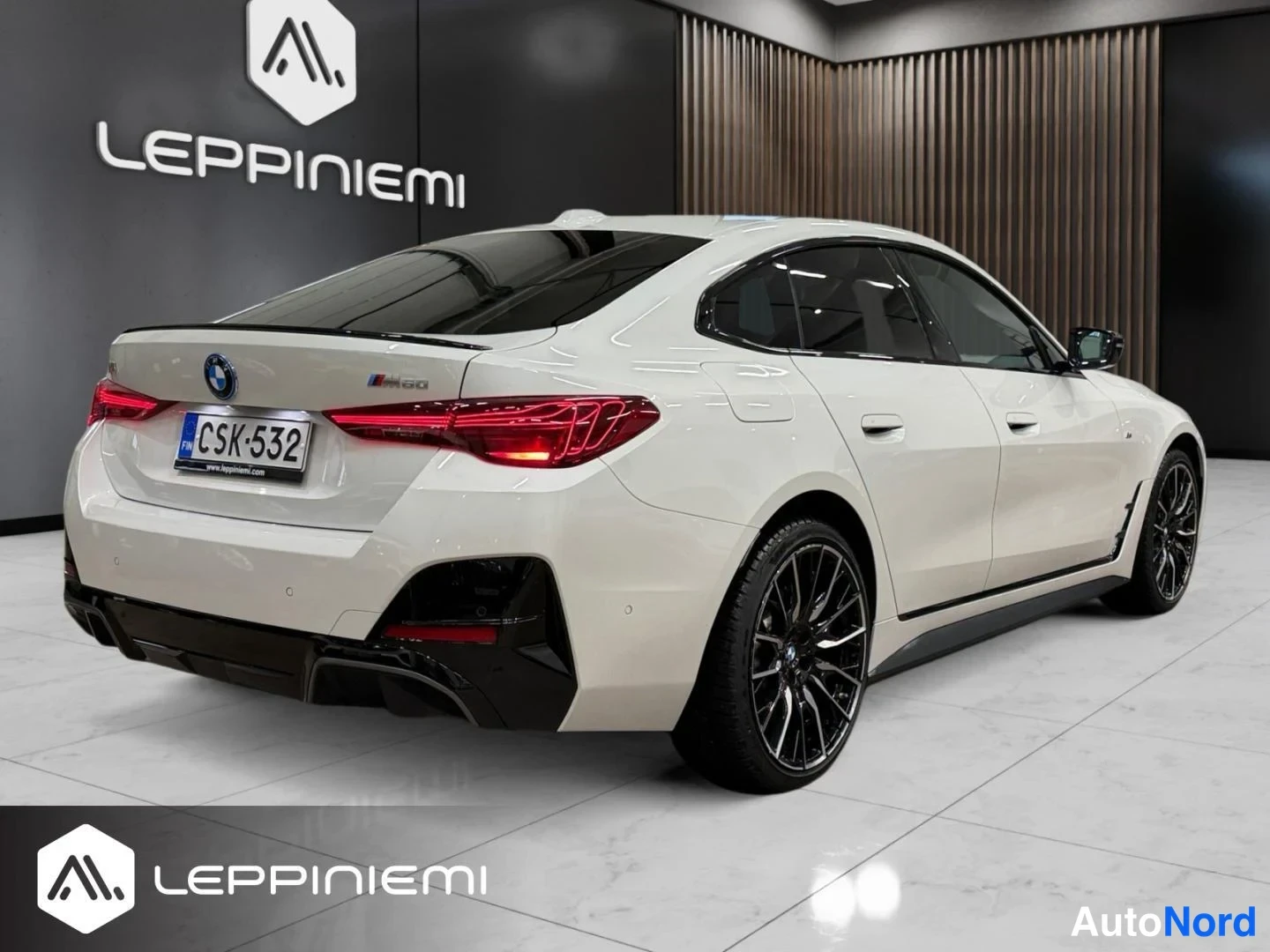 Valkoinen BMW i4 2025, takaviisto, kuva 8