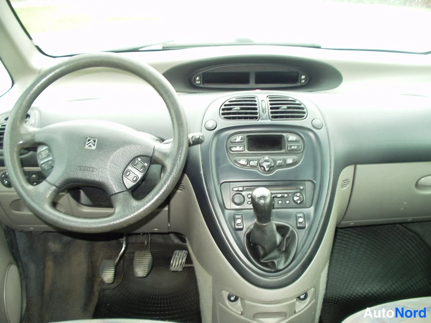 Vihreä Citroen Xsara Picasso 2002, ohjaamo, kuva 7