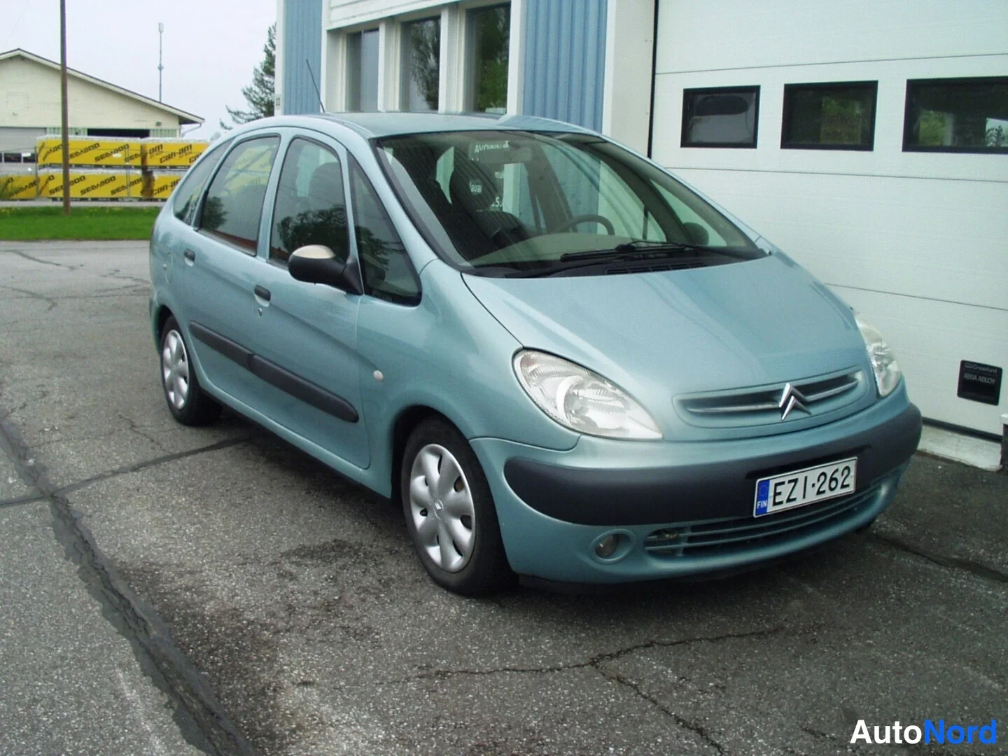 Vihreä Citroen Xsara Picasso 2002, etuviisto, keula oikealle, kuva 3