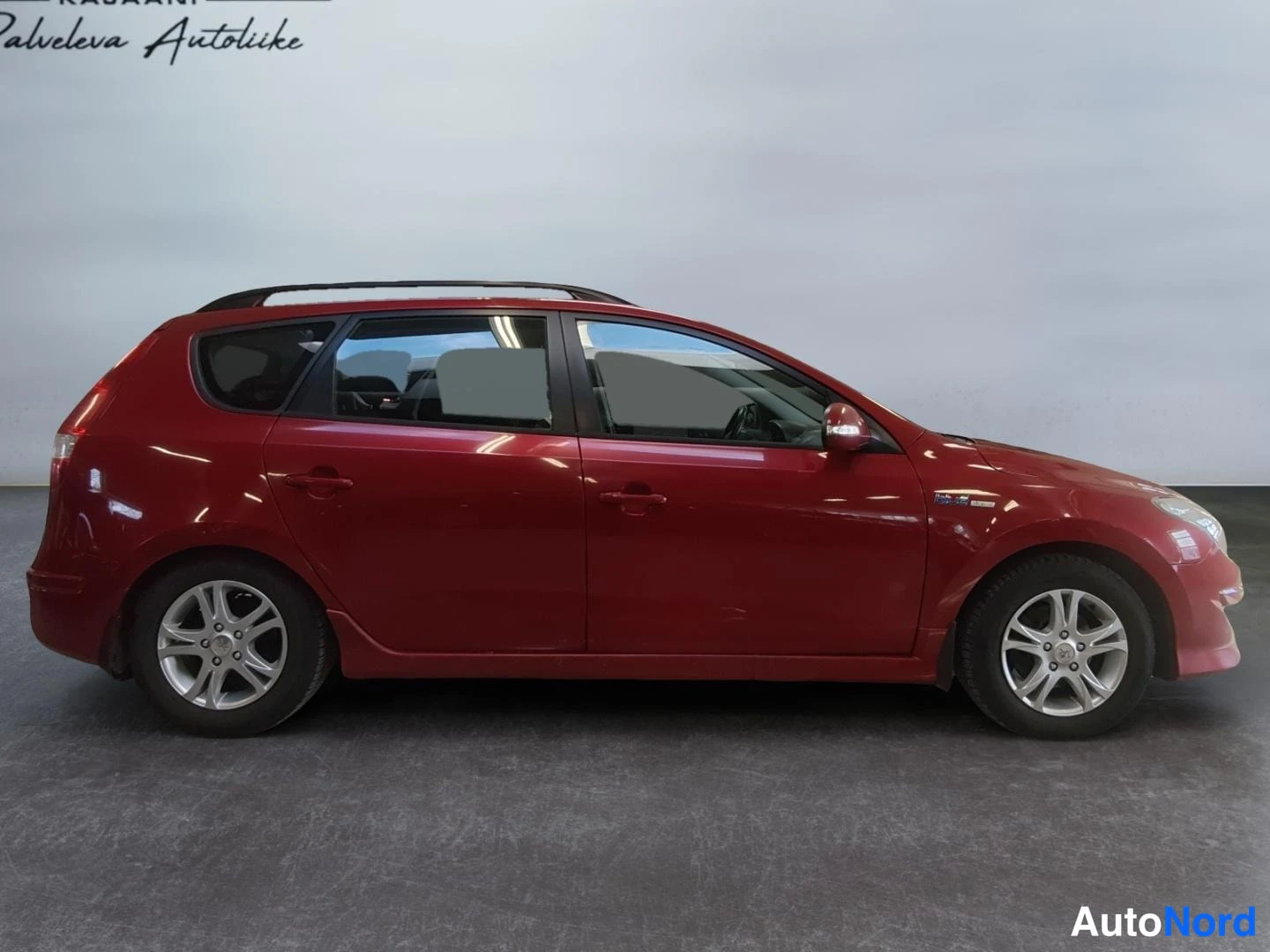 Punainen Hyundai i30 2011, sivulta, kuva 4