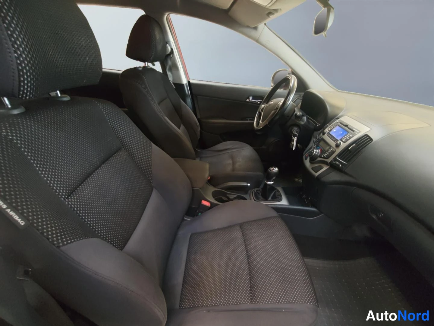 Punainen Hyundai i30 2011, etuistuimet, kuva 11