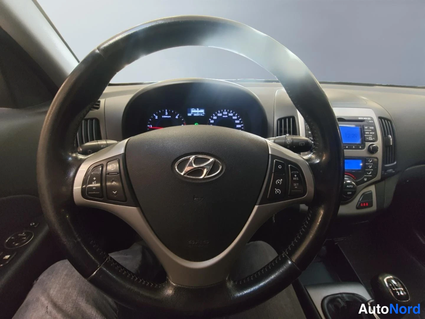 Punainen Hyundai i30 2011, ohjaamo, kuva 9
