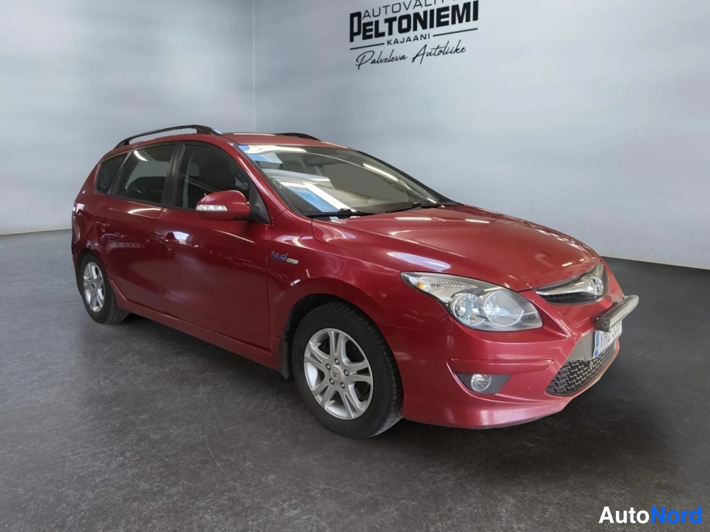 Punainen Hyundai i30 2011, etuviisto, keula oikealle, kuva 2