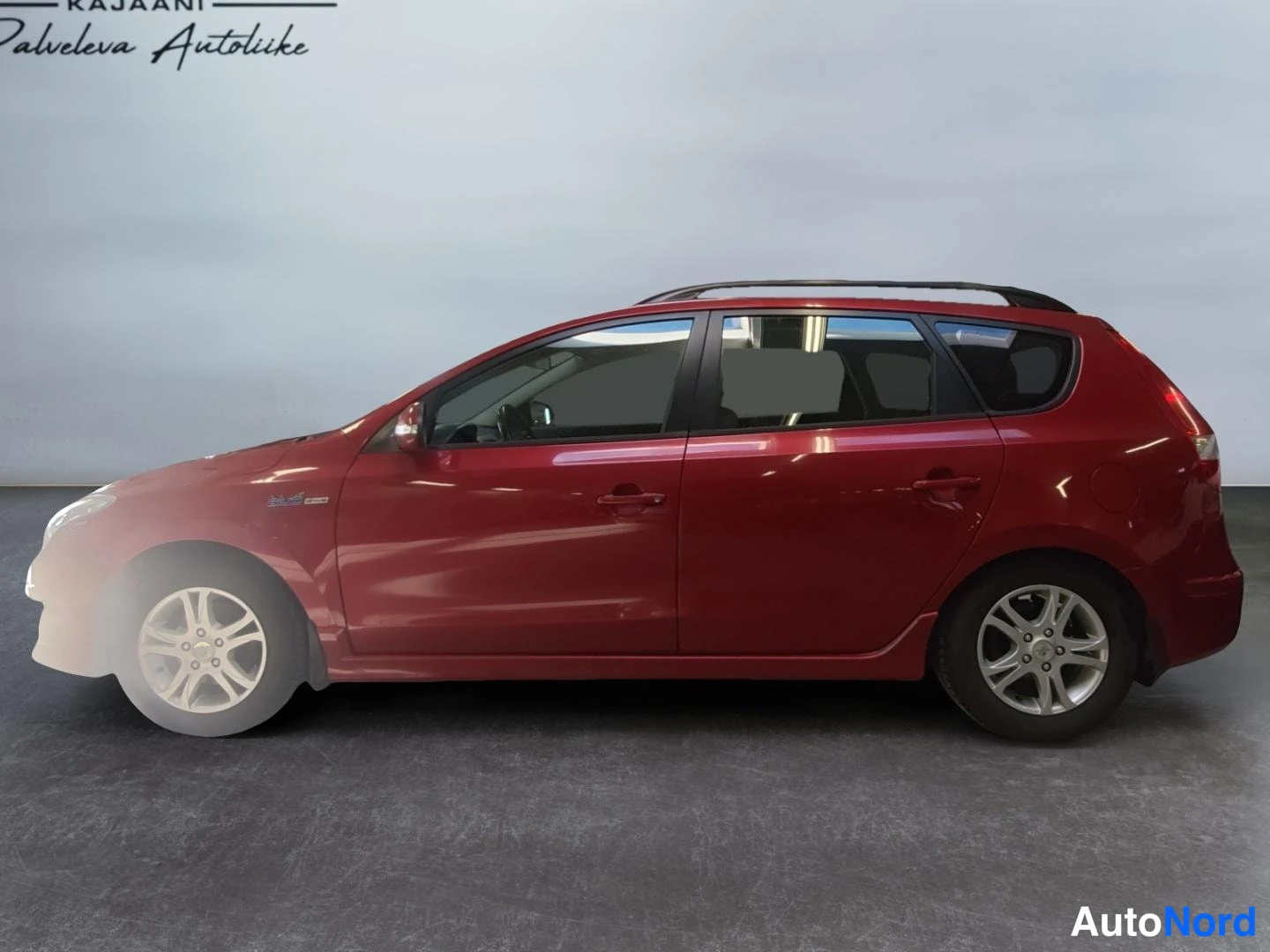 Punainen Hyundai i30 2011, sivulta, kuva 5