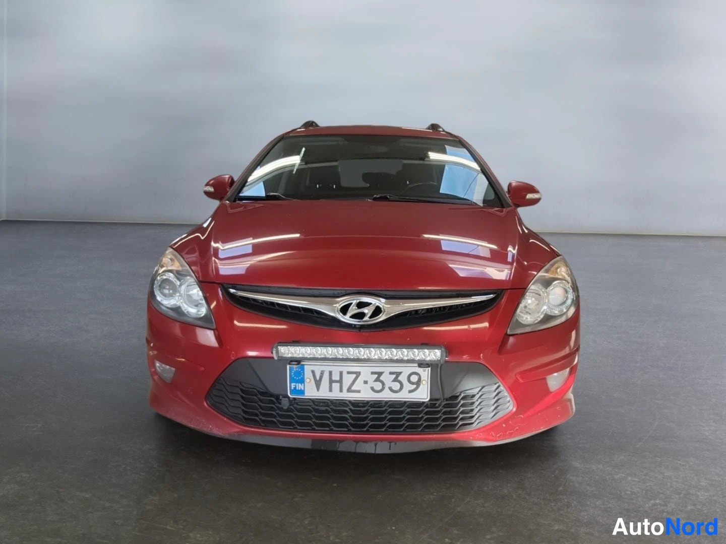 Punainen Hyundai i30 2011, edestä, kuva 3