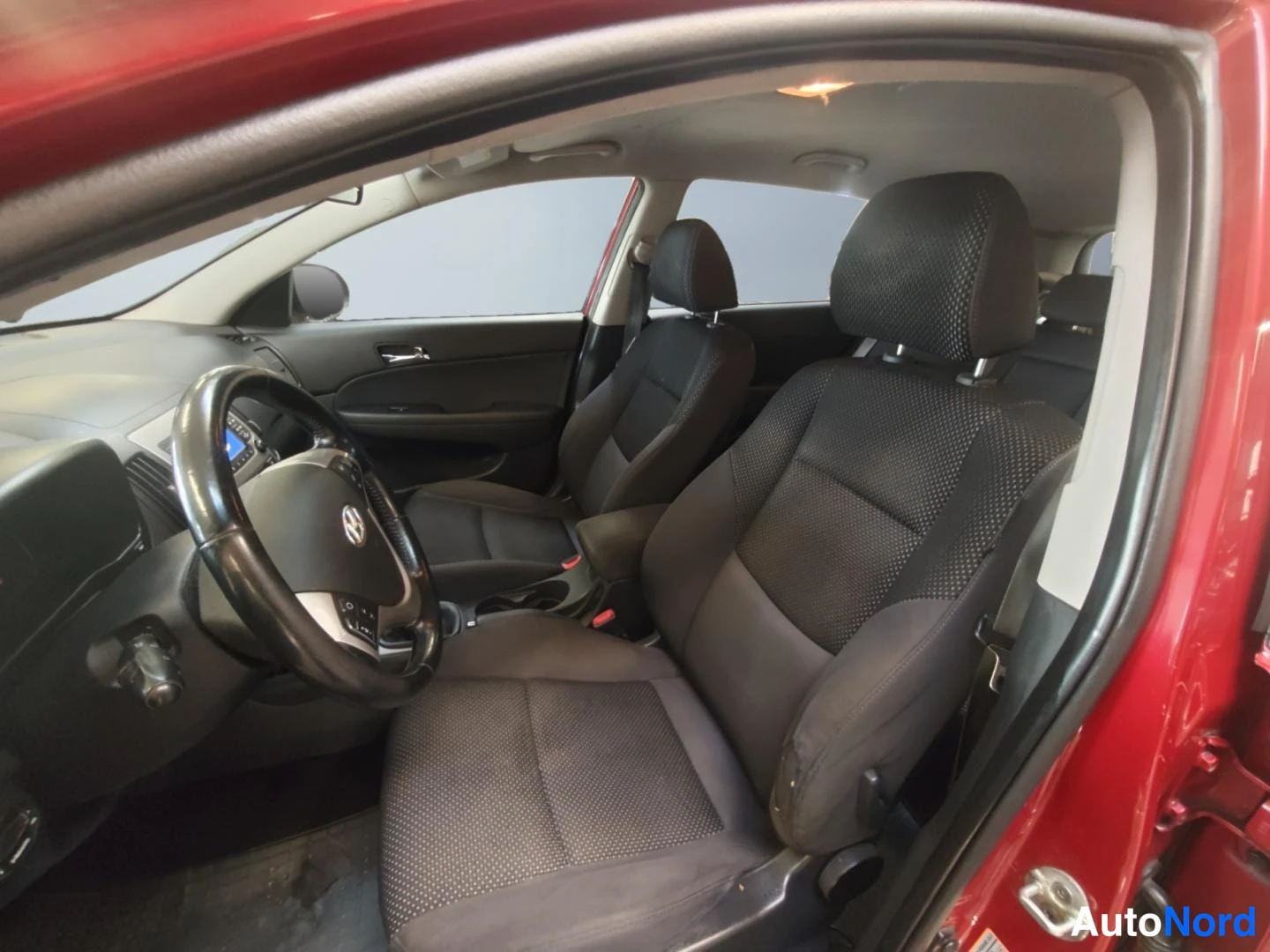Punainen Hyundai i30 2011, etuistuimet, kuva 10