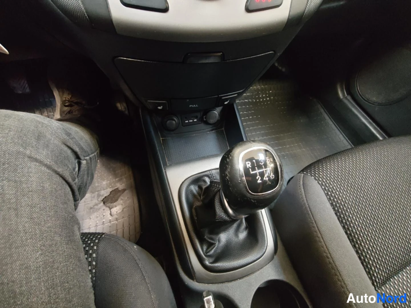 Punainen Hyundai i30 2011, yksityiskohta, kuva 14