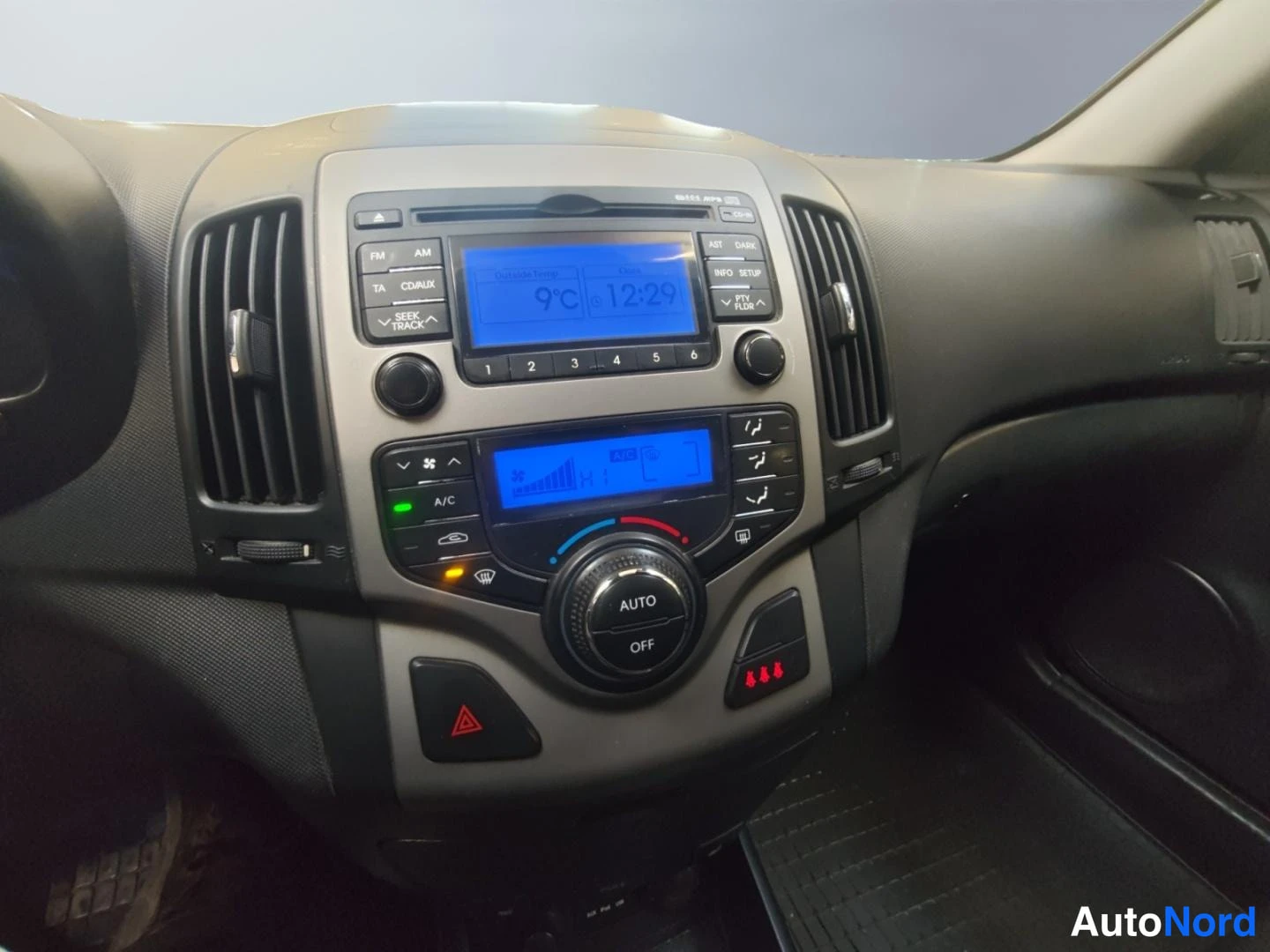 Punainen Hyundai i30 2011, yksityiskohta, kuva 13
