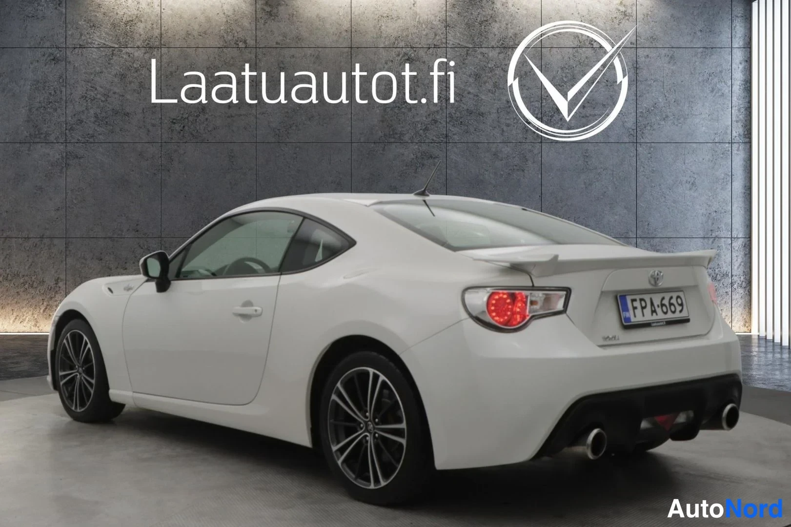 White Toyota GT86 2013, rear three-quarter, photo 5