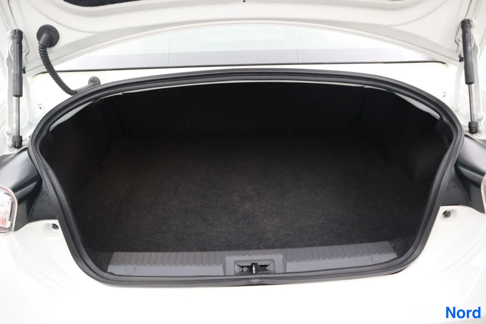 White Toyota GT86 2013, boot, photo 17