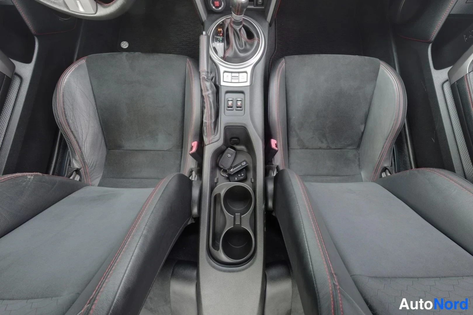White Toyota GT86 2013, front seats, photo 12