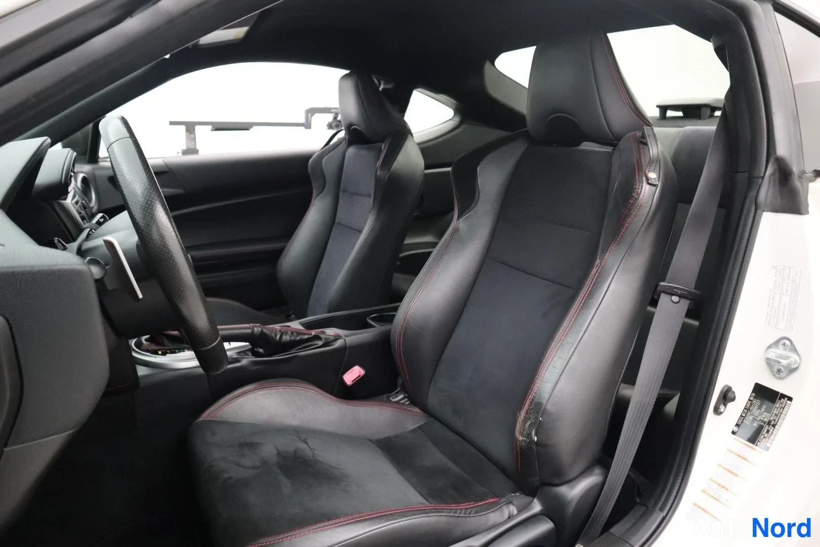 White Toyota GT86 2013, front seats, photo 13