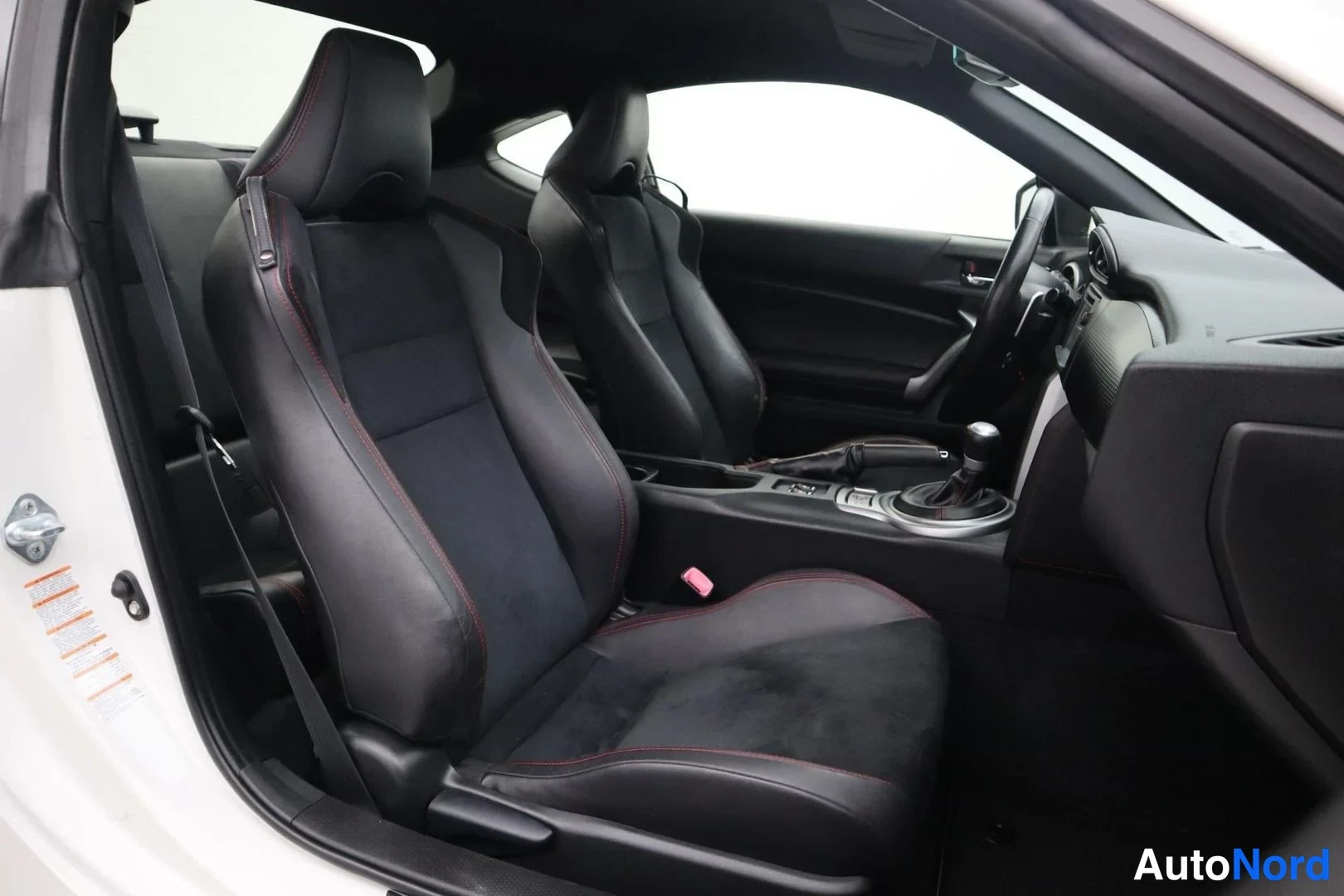 White Toyota GT86 2013, front seats, photo 14