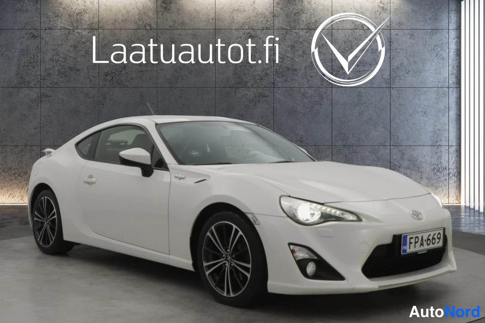 White Toyota GT86 2013, front three-quarter, nose to the right, photo 3