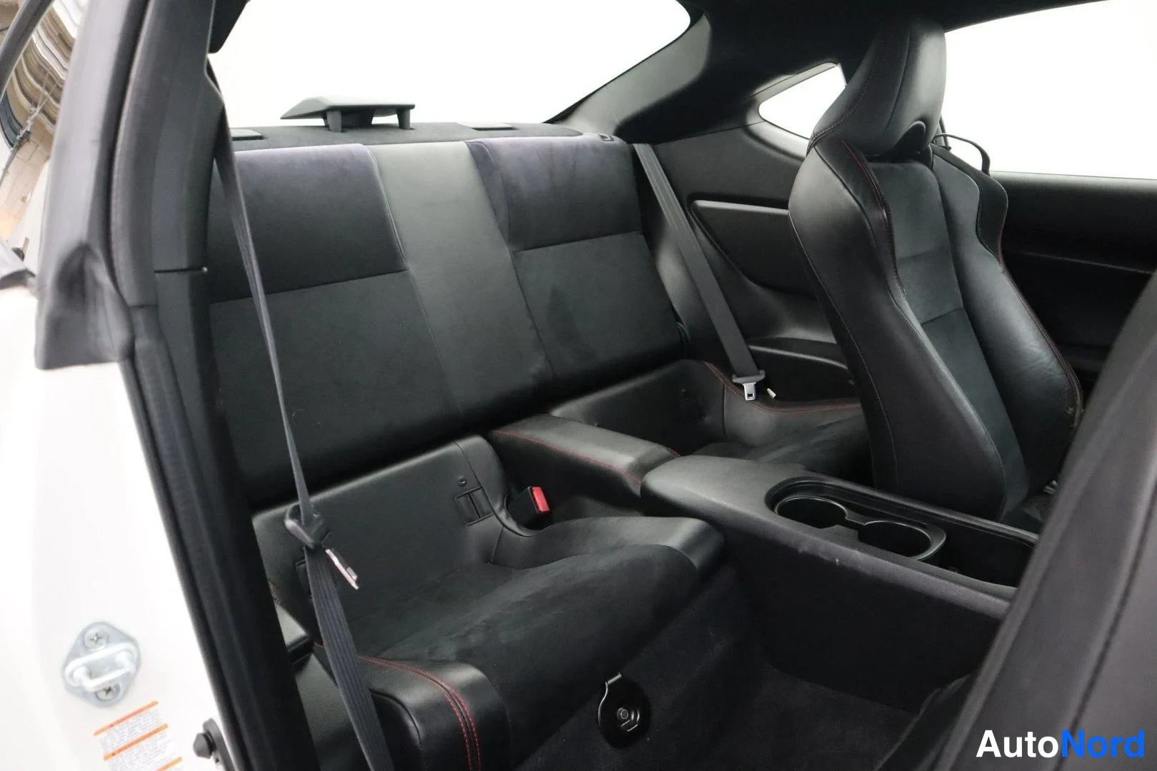 White Toyota GT86 2013, rear seats, photo 16