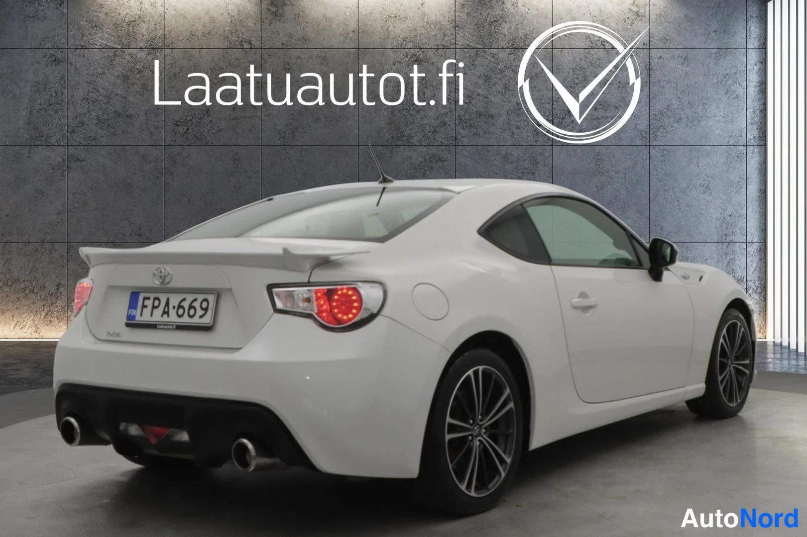 White Toyota GT86 2013, rear three-quarter, photo 6