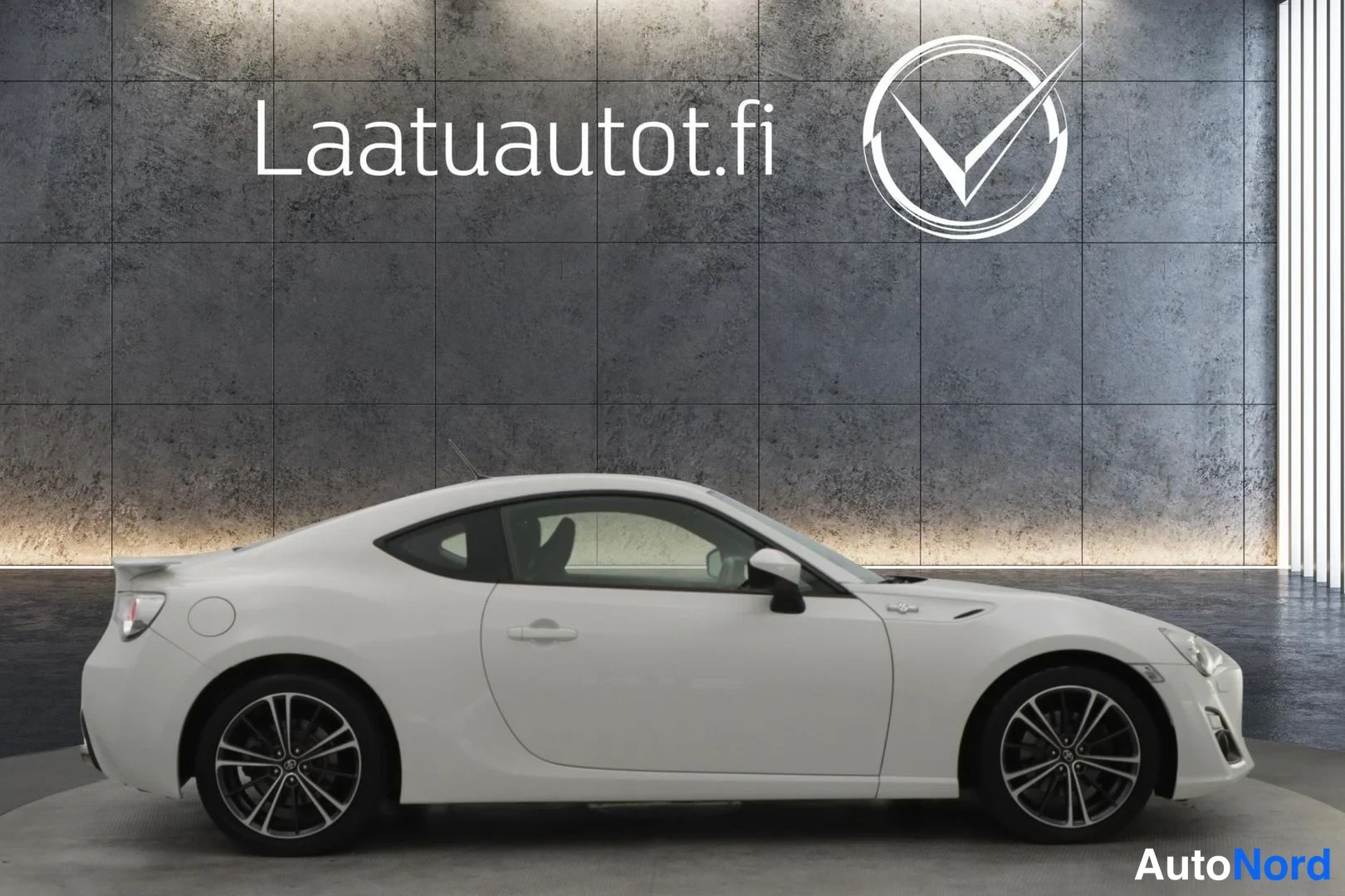 White Toyota GT86 2013, front three-quarter, nose to the right, photo 4