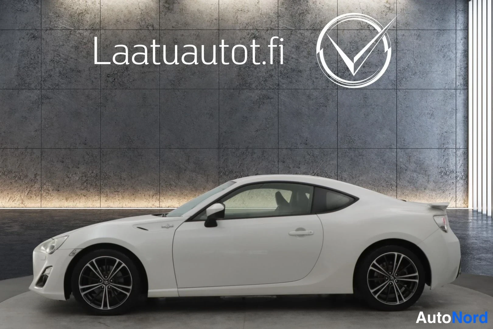 White Toyota GT86 2013, front three-quarter, nose to the left, photo 2