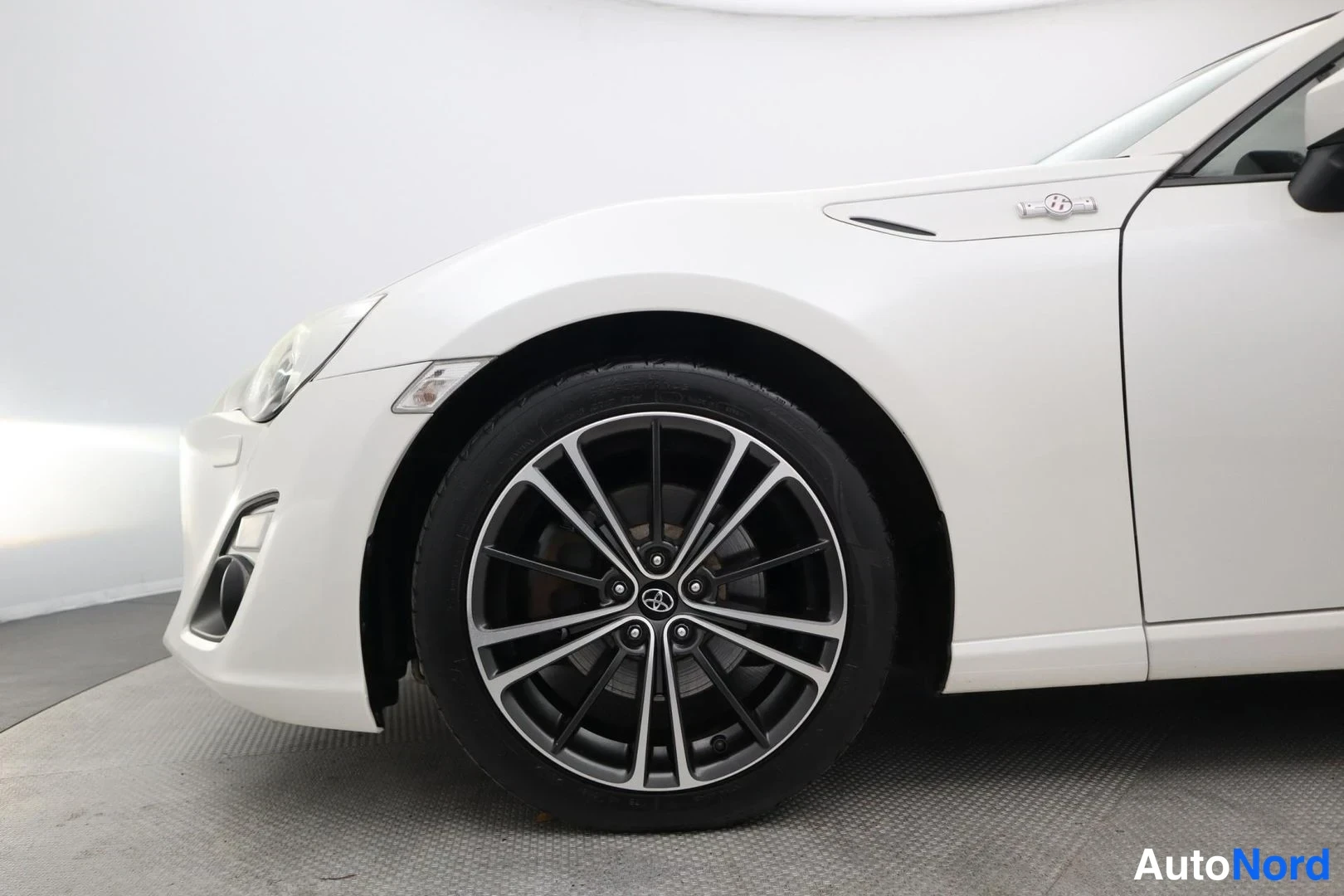 White Toyota GT86 2013, detail, photo 18
