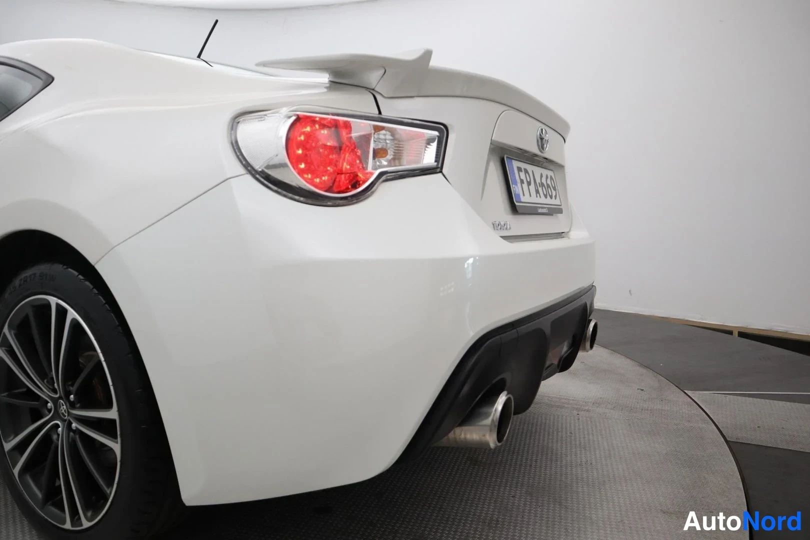 White Toyota GT86 2013, rear three-quarter, photo 7