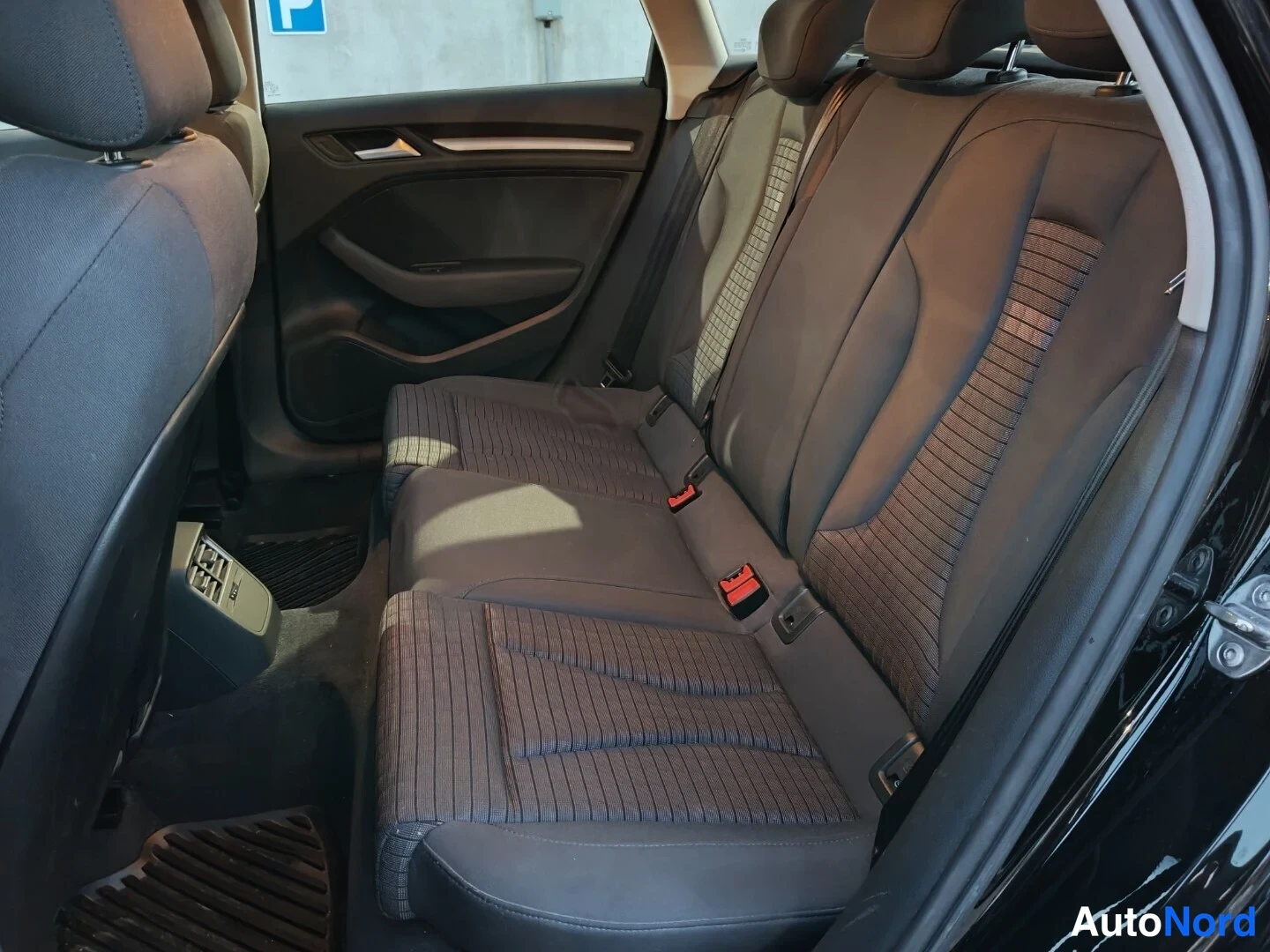 Musta Audi A3 Sportback 2016, takaistuimet, kuva 20