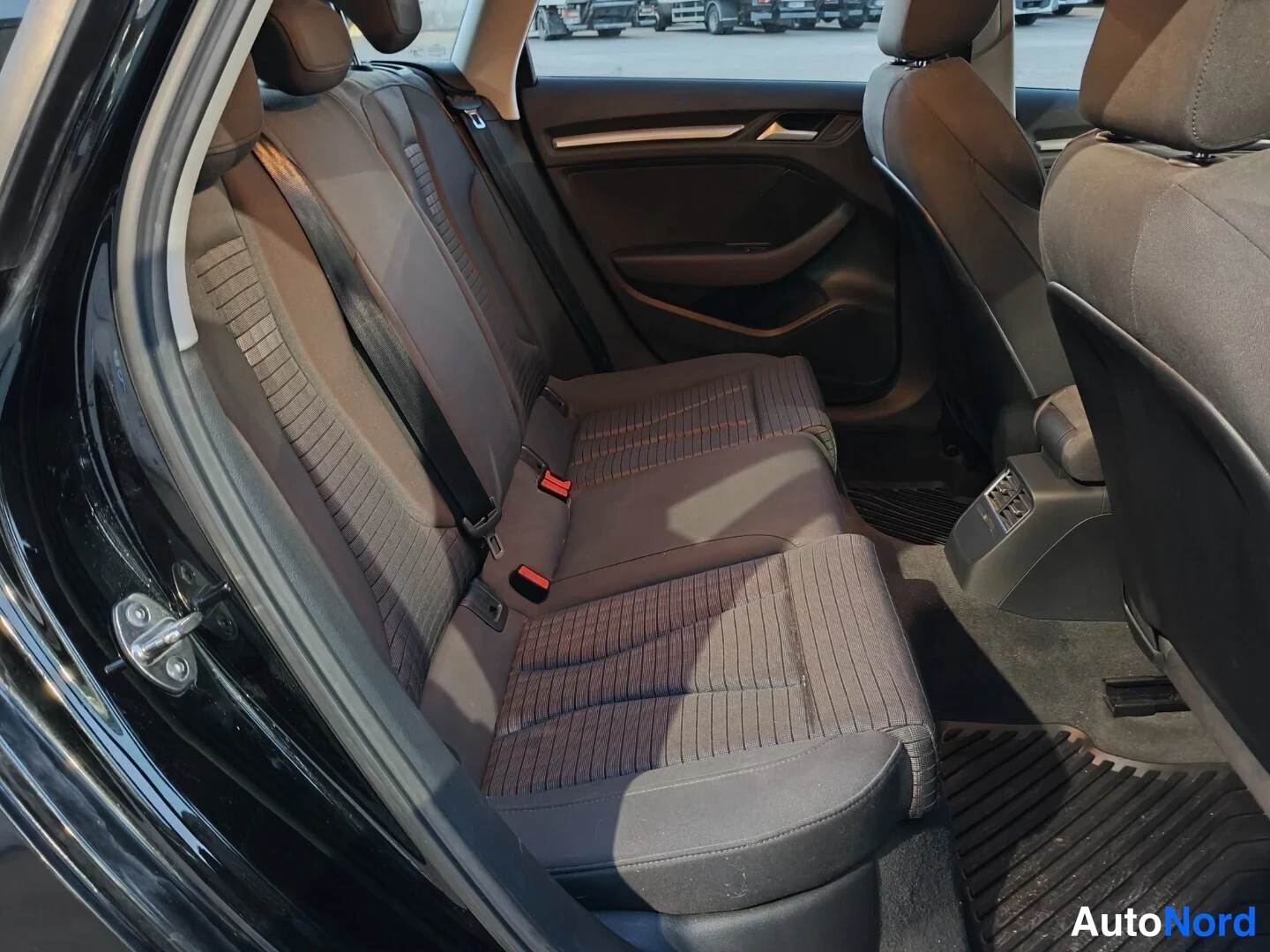 Musta Audi A3 Sportback 2016, takaistuimet, kuva 22